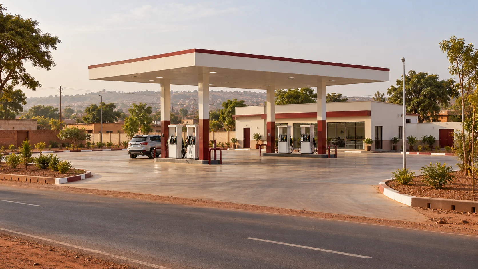 Projection illustrative d’une future station-service sur la route de Koulikoro, avec auvent blanc et bordeaux et îlots de distribution